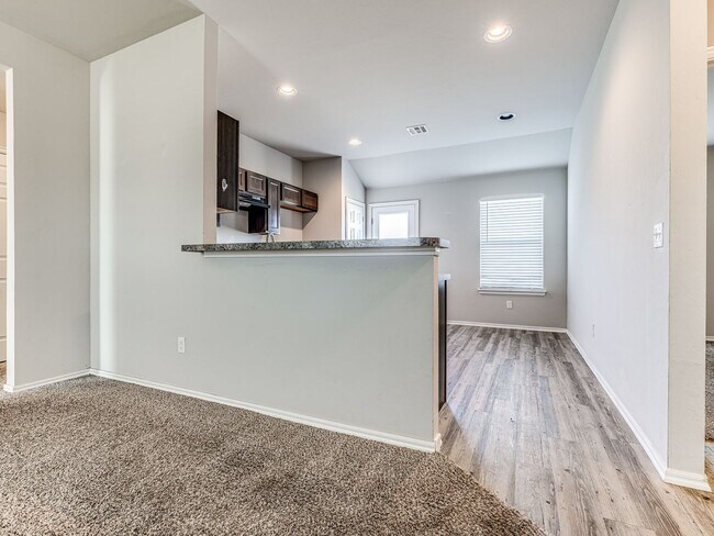 Building Photo - Cute home in Mustang schools + 3 bedrooms + 2 bathrooms