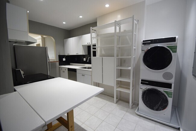 Building Photo - 1402 Beacon St
