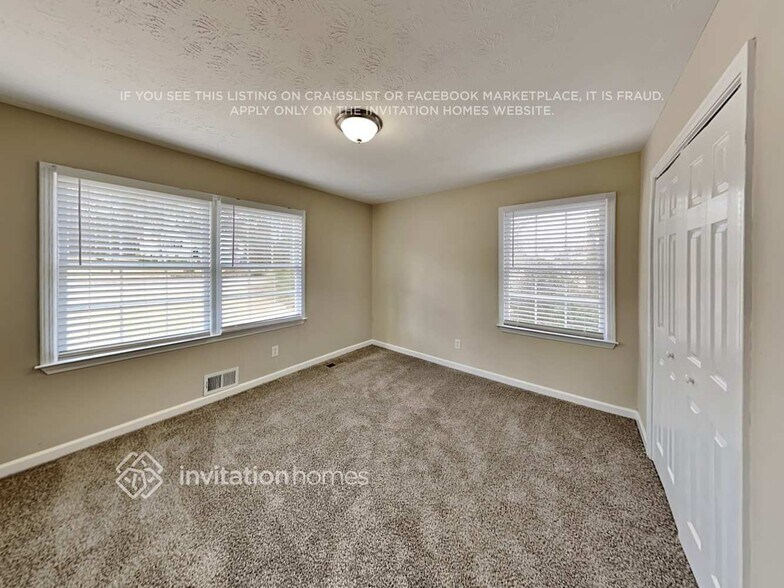 Building Photo - 395 N Hickory Ln