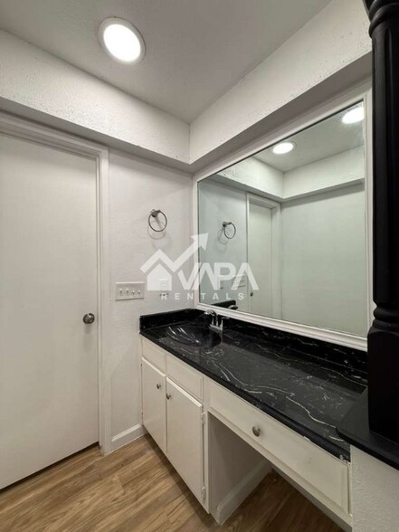Building Photo - 13207 La Ventana St