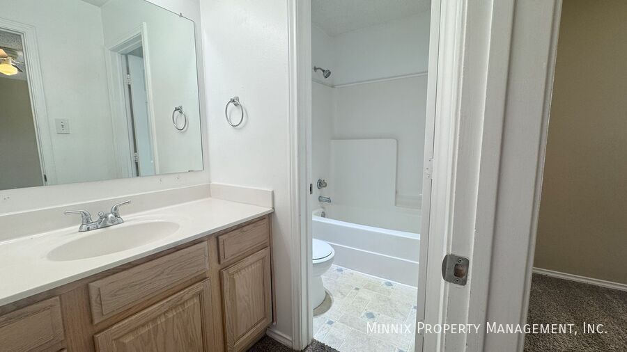 Building Photo - 525 N Iola Ave