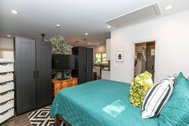 Building Photo - 1084 Sanders Ave SE