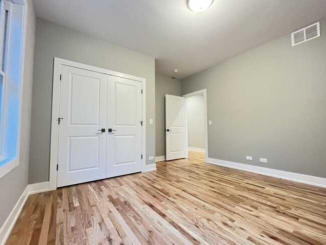 Building Photo - 974 Meadow Ln