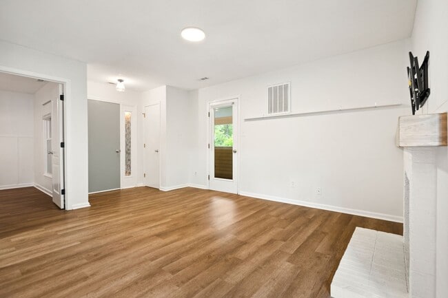 Building Photo - Recently renovated condo near Crabtree!
