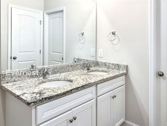 Building Photo - 109 Elaina Grey Ct