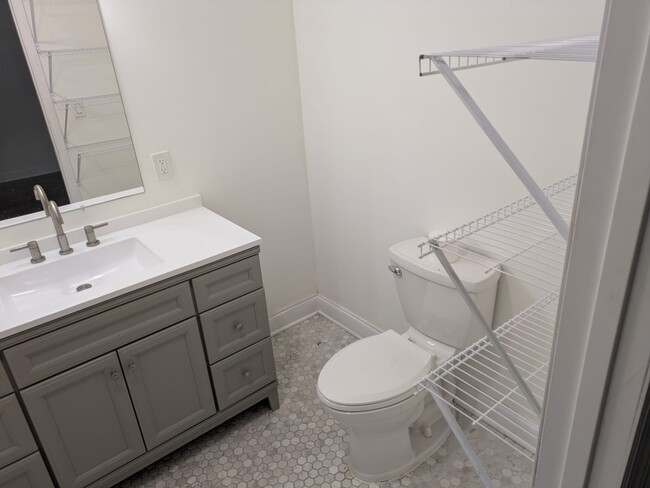 1 bed 1 bath - Bathroom - 3511 N 12th St