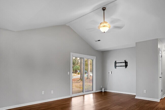 Building Photo - **$500 Off First Months Rent** Charming 3 Bedroom 2 bathroom ready for you to call home!