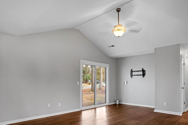 Building Photo - Charming 3 Bedroom 2 bathroom ready for you to call home!