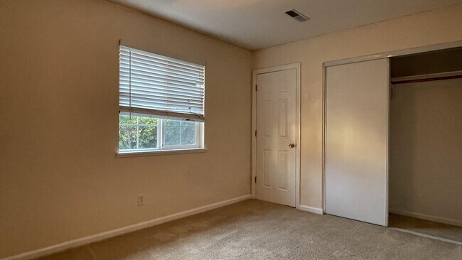 Building Photo - 960 Branham Ln