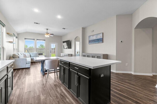 Building Photo - 24502 Royal Pike Dr