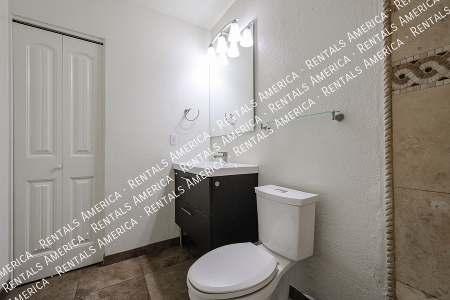 Building Photo - 712 N Santa Barbara