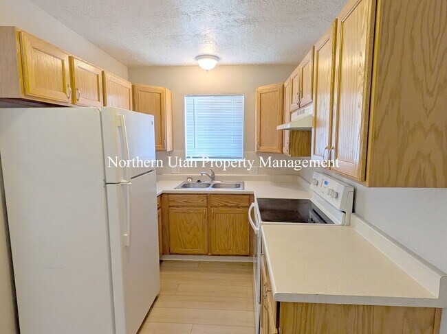 Building Photo - 2 bed 1 bath duplex