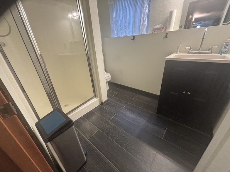 Building Photo - 511 Queen Ave NE