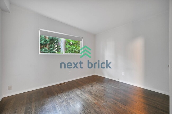 Building Photo - Welcome to this beautifully located 4-bedroom, 2-bath