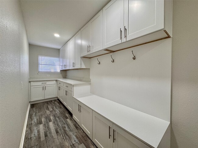 Building Photo - 5115 Hialeah Dr