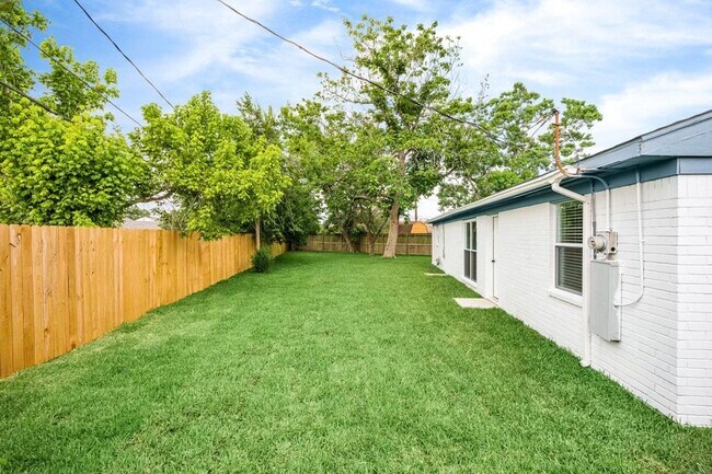 Building Photo - Recently Remodeled 3 bed, 2 bath, with 2-car Garage!