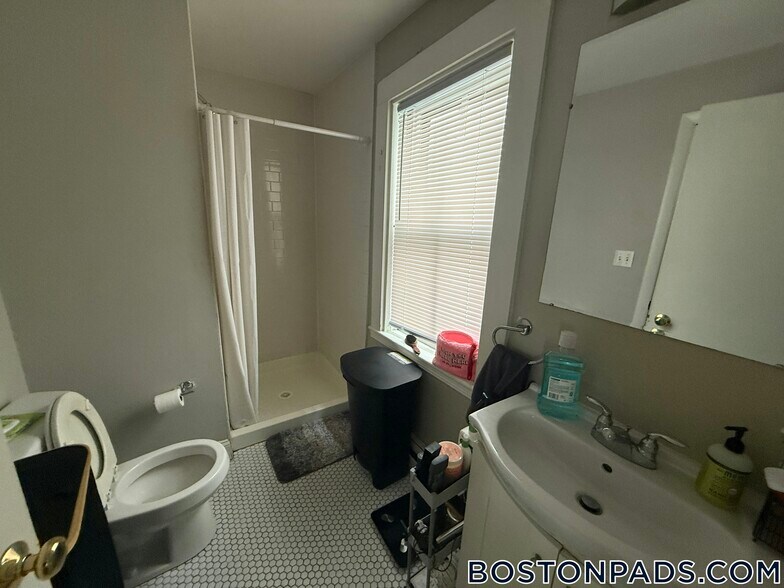 Building Photo - 10 Smith Ave