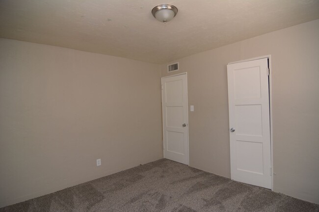 Building Photo - Charming Remodeled 2 Bedroom 1 Bath Home! ...