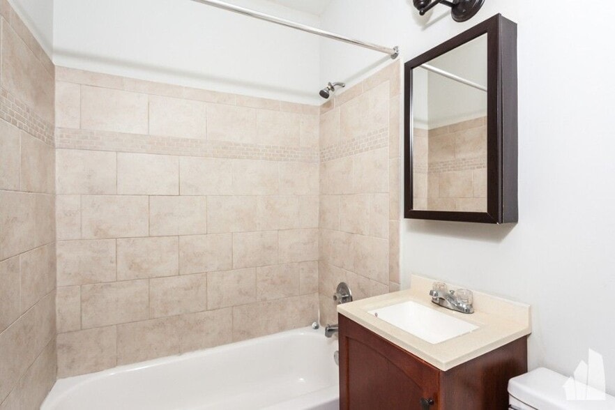 Building Photo - 815 W Cornelia Ave