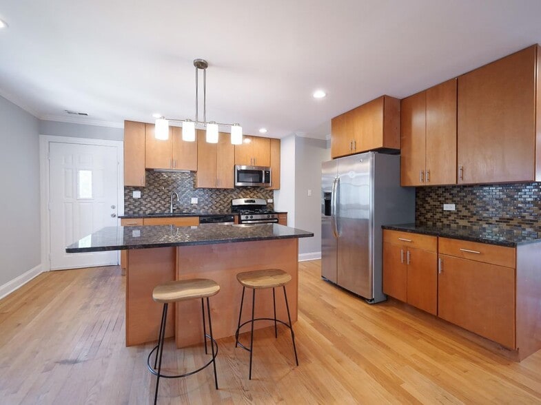 Building Photo - 6821 N Wolcott Ave