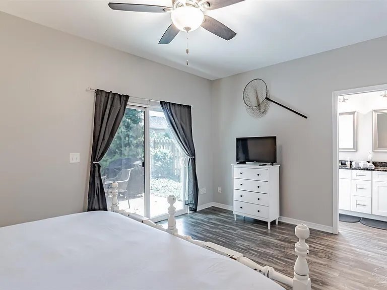 Building Photo - 804 W Belmont St