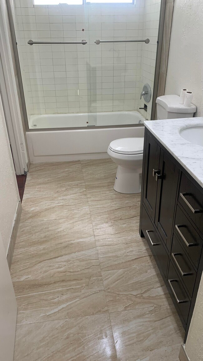 Upstairs bathroom - 1649 Sheridan Cir