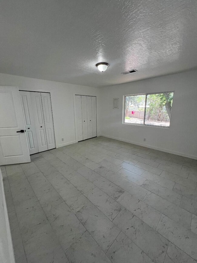 Building Photo - 11216 Baja Dr NE