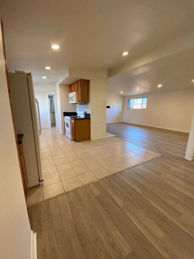 Building Photo - Central costa Mesa 5 bdrm home