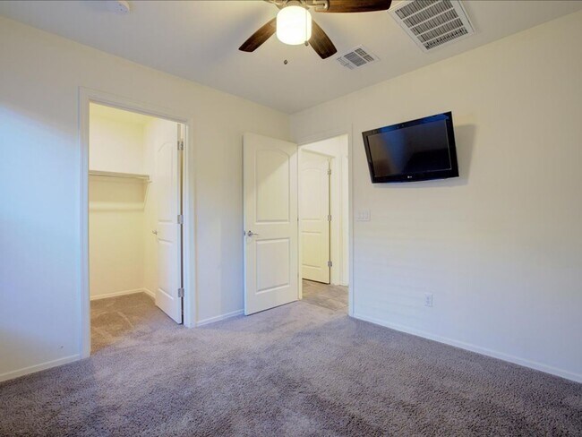 Building Photo - 3 Bedroom 2 Bathroom + Flex Room