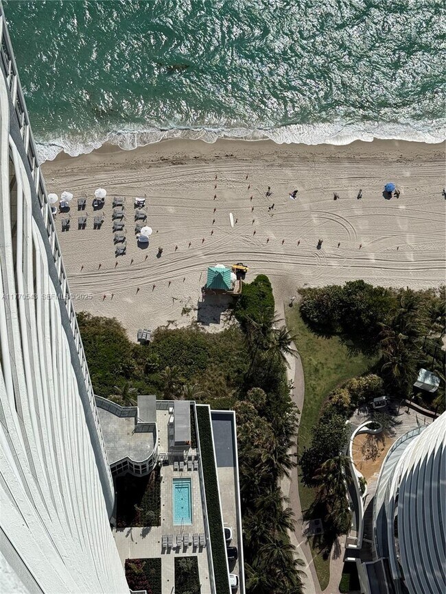 Building Photo - 15811 Collins Ave