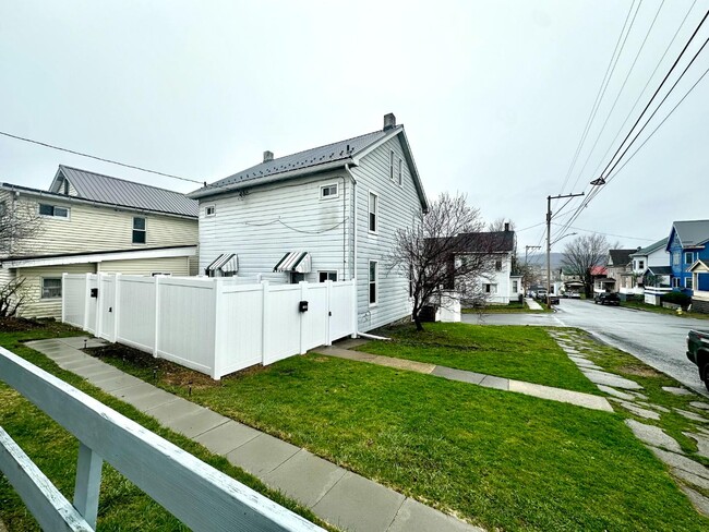 Building Photo - 1301-03 2nd Ave