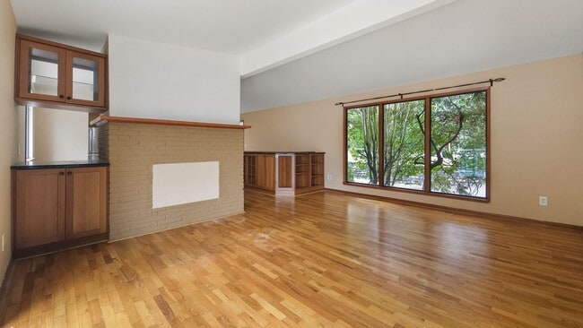 Building Photo - Beautifully Remodeled Bellevue Home in Prime Location