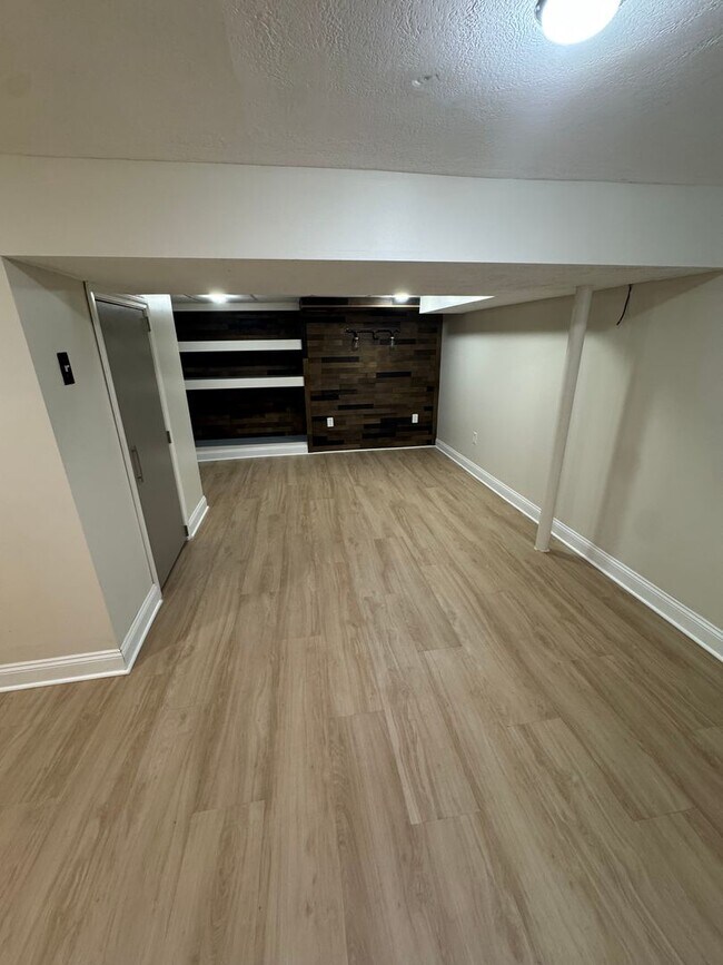 Building Photo - Coraopolis - 3 Bedroom, 1 Bath - Charming ...