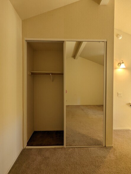 Building Photo - 1704 Woodlake Dr