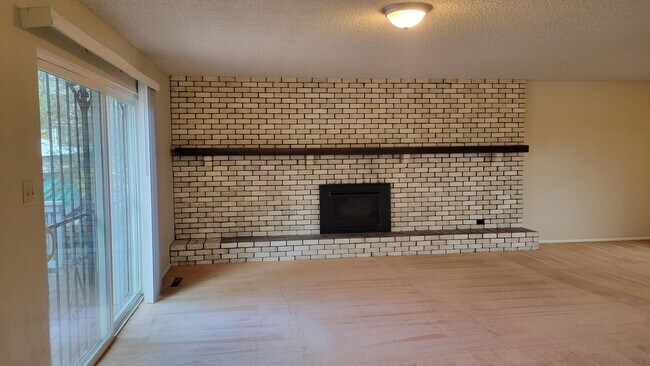 Building Photo - 4 Bed 2.5 Bath with A/C - Available Now!