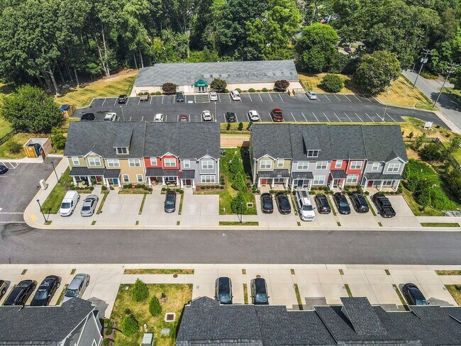 Building Photo - Townhome in Chester - Prime Location!