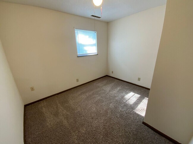 Building Photo - 560 NE Park Ln