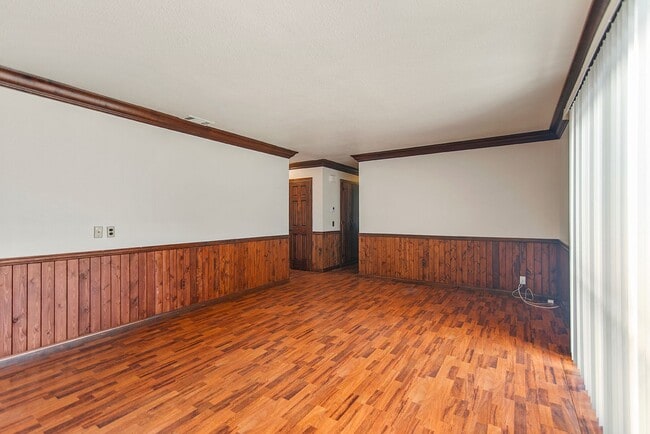 Building Photo - Charming 3-Bedroom Home on Corner Lot in E...