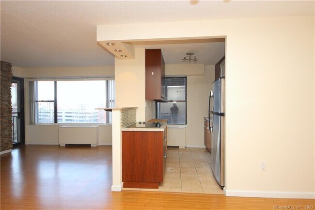 Building Photo - 44 Strawberry Hill Ave