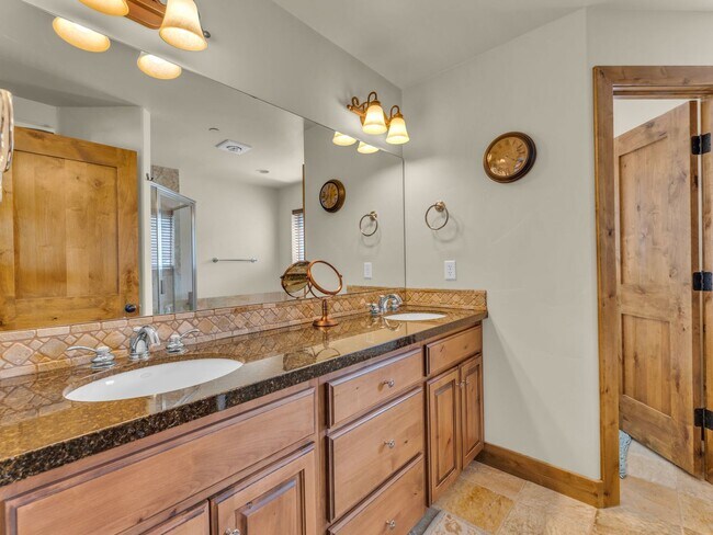 Building Photo - Cedar Ridge Townhome  **Mid-April thru November Rental**