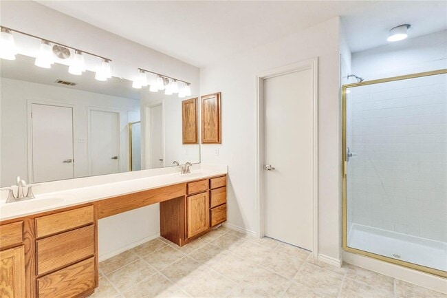 Building Photo - 1200 Del Roy Dr