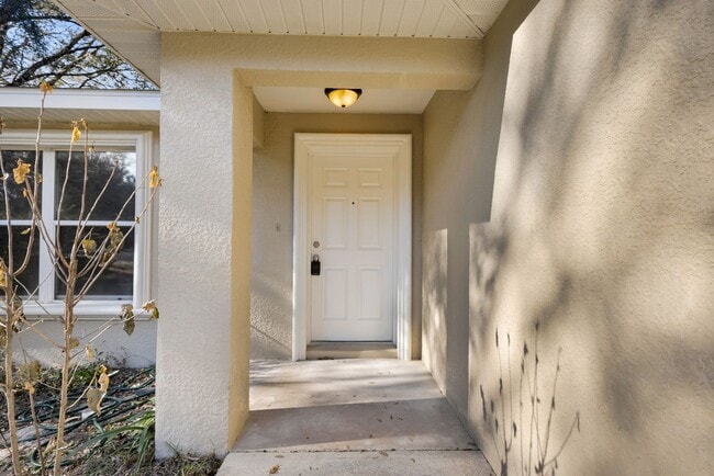 Building Photo - 3/2 Home In Silver Springs Shores