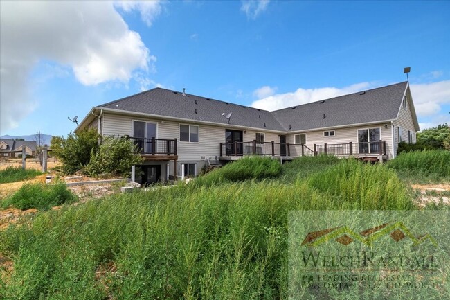 Building Photo - Spacious Single Family Home With Attached ...