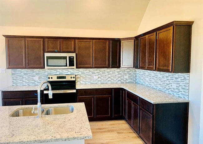 Building Photo - 808 Fallbrook Dr