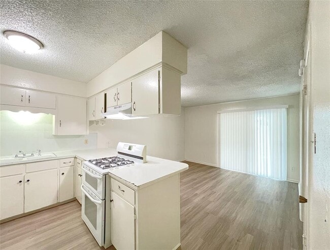 Building Photo - 904 N Meadows Dr