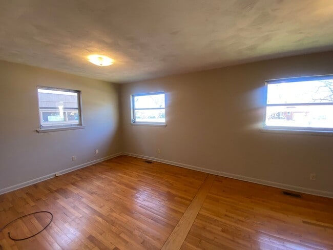 Building Photo - 2 bedroom 1.5 bath charming home