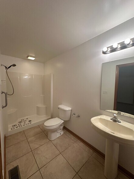 Full Bathroom 2 located off of Bedroom 2 - 2721 Blossom Ave