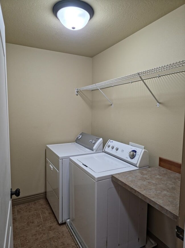 Building Photo - Beautiful 3 Bed, 2.5 bath Townhome with Attached 2 Car Garage in Rock Creek