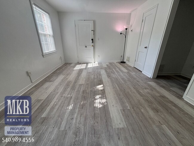 Building Photo - 2 Bedrooms, 1 Bath Condo located in South ...