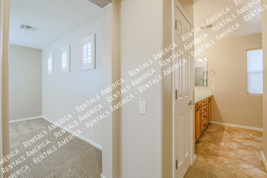 Building Photo - 3625 E Zachary Dr